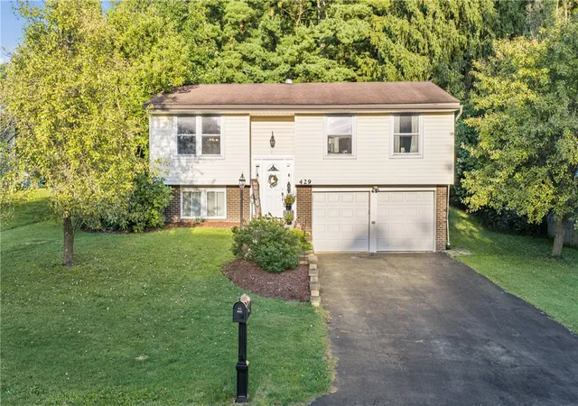 Photo 1 of Single family home for sale at 429 Deerfield Dr, Cranberry Twp, PA 16066 | MLS# 1774784 | Listing updated on 2026-10-22