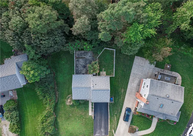 Photo 3 of Single family home for sale at 160 Rivercrest Dr, Moon/crescent Twp, PA 15108 | MLS# 1774792 | Listing updated on 2026-10-22