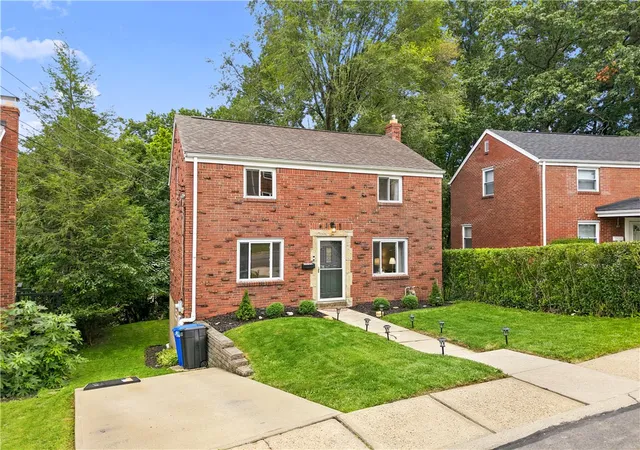 Photo 3 of Single family home for sale at 3949 Meadowbrook Blvd, Brentwood, PA 15227 | MLS# 1775111 | Listing updated on 2026-10-15