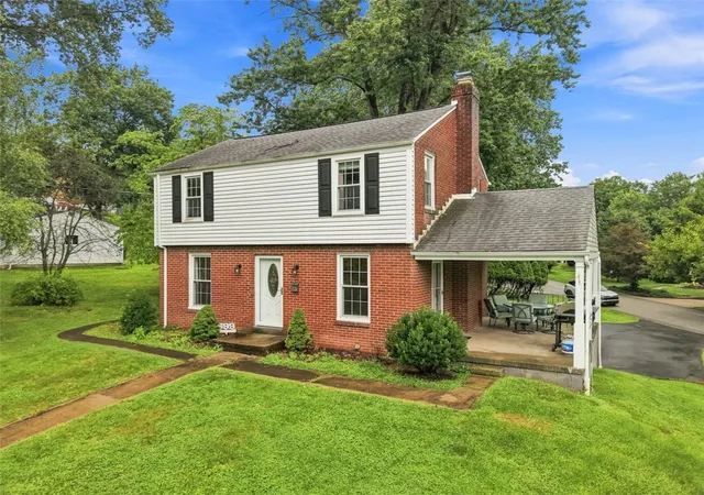 Photo 3 of Single family home for sale at 699 Glenrock Dr, Bethel Park, PA 15102 | MLS# 1773353 | Listing updated on 2026-10-14