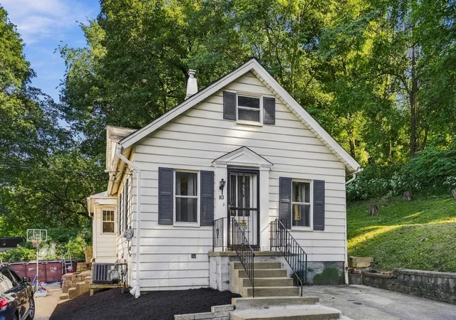Photo 1 of Single family home for sale at 913 Chestnut St, Coraopolis, PA 15108 | MLS# 1775270 | Listing updated on 2026-10-19