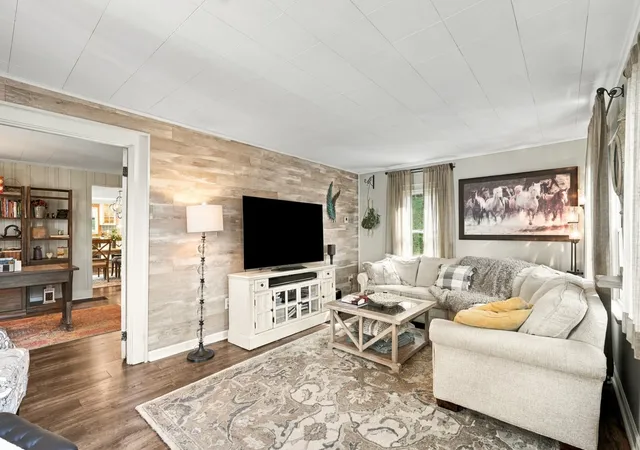 Photo 2 of Single family home for sale at 913 Chestnut St, Coraopolis, PA 15108 | MLS# 1775270 | Listing updated on 2026-10-19