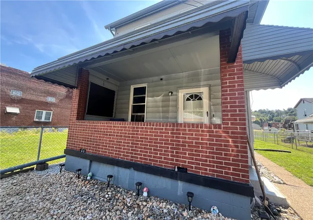 Photo 3 of Single family home for sale at 309 Pine St, Mc Keesport, PA 15132 | MLS# 1775492 | Listing updated on 2026-10-21