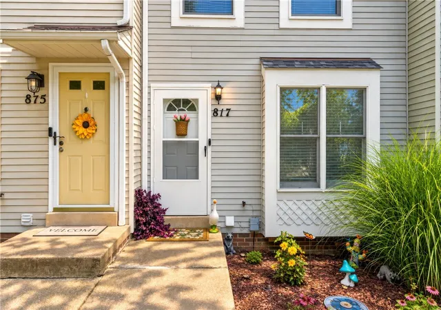 Photo 2 of Townhouse for sale at 817 Elm Ct, Oakdale, PA 15071 | MLS# 1775525 | Listing updated on 2026-10-20