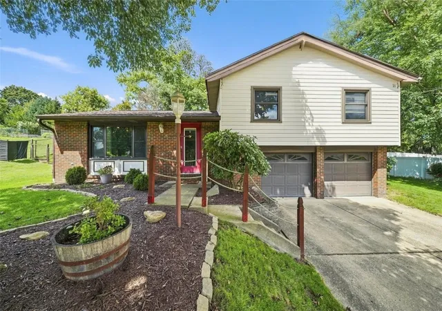 Photo 1 of Single family home for sale at 164 Lansdowne Dr, Moon/crescent Twp, PA 15108 | MLS# 1775878 | Listing updated on 2026-10-19