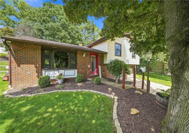 Photo 2 of Single family home for sale at 164 Lansdowne Dr, Moon/crescent Twp, PA 15108 | MLS# 1775878 | Listing updated on 2026-10-19