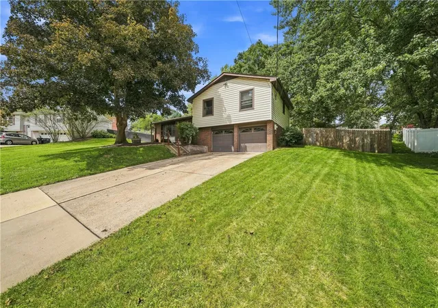 Photo 3 of Single family home for sale at 164 Lansdowne Dr, Moon/crescent Twp, PA 15108 | MLS# 1775878 | Listing updated on 2026-10-19