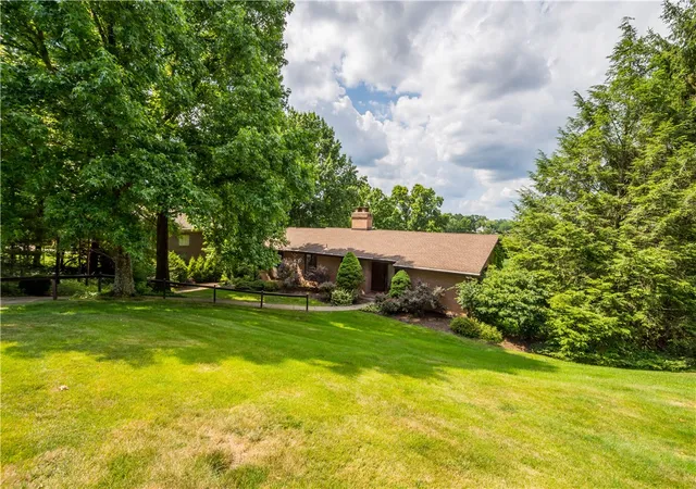 Photo 4 of Single family home for sale at 1679 Hastings Ml, Upper St Clair, PA 15241 | MLS# 1775563 | Listing updated on 2026-10-22