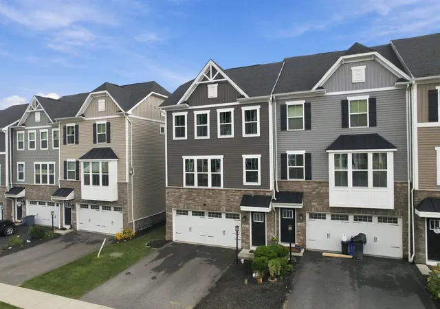Photo 3 of Townhouse for sale at 4042 Crown Dr, South Park, PA 15129 | MLS# 1776066 | Listing updated on 2026-10-16