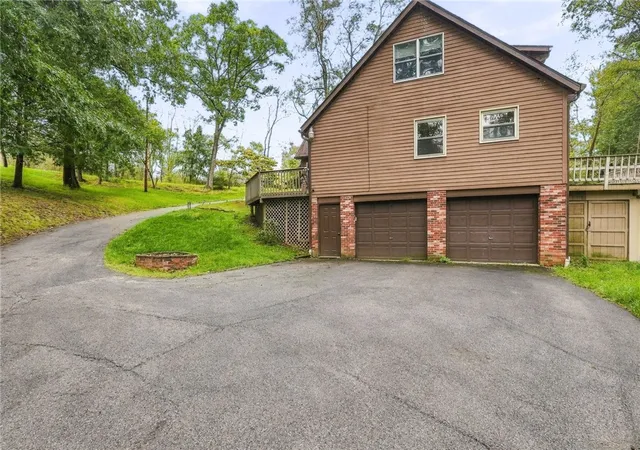 Photo 3 of Single family home for sale at 4819 Country Ln, Hampton, PA 15044 | MLS# 1776022 | Listing updated on 2026-10-19