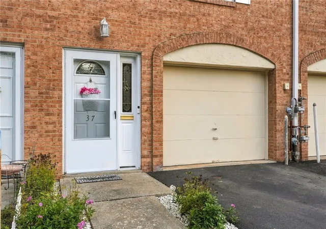 Photo 3 of Townhouse for sale at 37 Oxford Ct, Mc Candless, PA 15237 | MLS# 1776116 | Listing updated on 2026-10-21