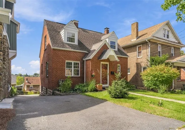 Photo 2 of Single family home for sale at 284 Jonquil Pl, Mt Lebanon, PA 15228 | MLS# 1775735 | Listing updated on 2026-10-21