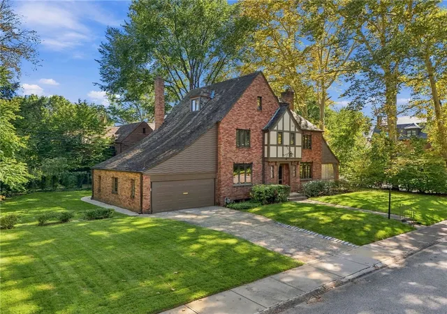 Photo 3 of Single family home for sale at 221 Lingrove Pl, Point Breeze, PA 15208 | MLS# 1775893 | Listing updated on 2026-10-15