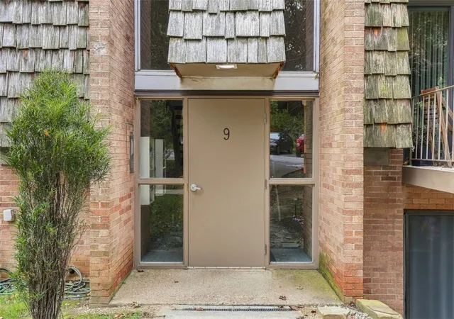 Listing Photo 1 - Condo for sale in building located at 913 Forest Grn Dr, Coraopolis, PA 15108
