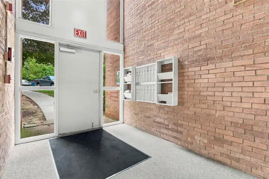 Listing Photo 2 - Condo for sale in 913 Forest Grn Dr located at 913 Forest Grn Dr, Coraopolis, PA 15108 - Unit 913 Forest Green Dr