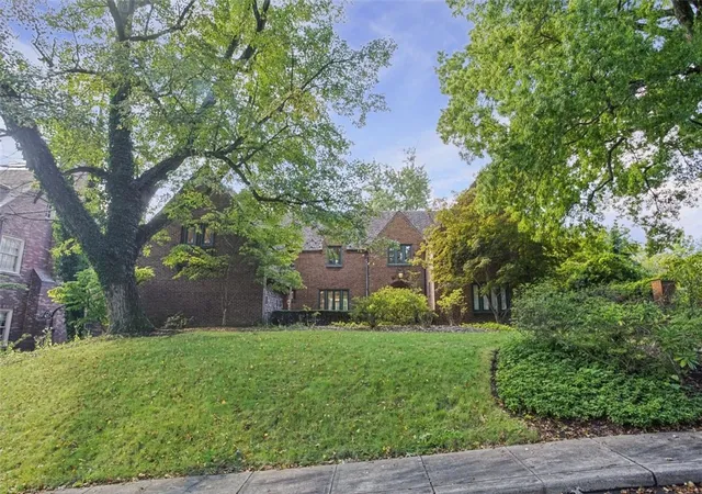 Photo 2 of Single family home for sale at 5914 Braeburn Pl, Squirrel Hill, PA 15232 | MLS# 1777003 | Listing updated on 2026-10-20