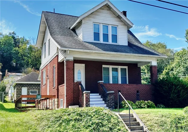 Photo 3 of Single family home for sale at 1304 Summit Dr, White Oak, PA 15131 | MLS# 1776627 | Listing updated on 2026-10-18