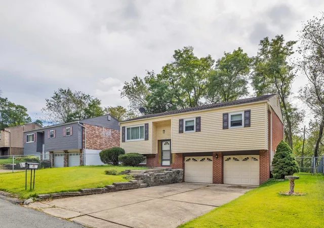 Photo 3 of Single family home for sale at 102 Bucknell Dr, Springdale Twp, PA 15144 | MLS# 1777118 | Listing updated on 2026-10-16