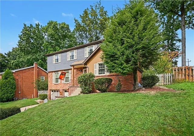 Photo 3 of Single family home for sale at 139 N Jamestown Rd, Moon/crescent Twp, PA 15108 | MLS# 1777133 | Listing updated on 2026-10-15
