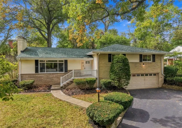 Photo 2 of Single family home for sale at 119 Saxony Dr, Upper St Clair, PA 15241 | MLS# 1777219 | Listing updated on 2026-10-22