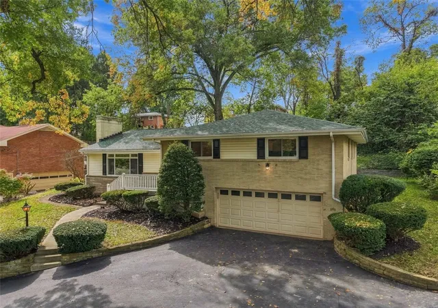 Photo 3 of Single family home for sale at 119 Saxony Dr, Upper St Clair, PA 15241 | MLS# 1777219 | Listing updated on 2026-10-22