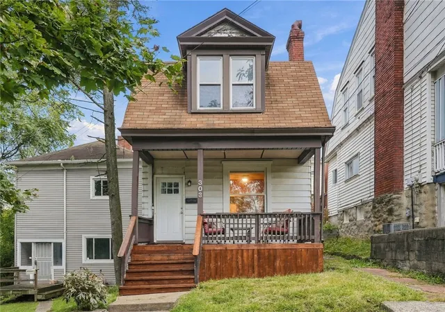Photo 2 of Single family home for sale at 303 Paur St, Mt Washington, PA 15211 | MLS# 1777248 | Listing updated on 2026-10-12