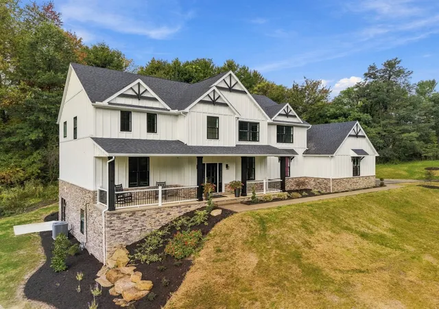 Photo 2 of Single family home for sale at 105 Old Indian Trl Rd, Fox Chapel, PA 15238 | MLS# 1777256 | Listing updated on 2026-10-14