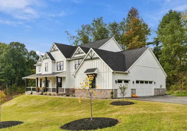 Photo 3 of Single family home for sale at 105 Old Indian Trl Rd, Fox Chapel, PA 15238 | MLS# 1777256 | Listing updated on 2026-10-14