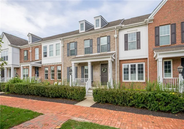 Photo 2 of Townhouse for sale at 1422 Hastings Crescent, South Fayette, PA 15017 | MLS# 1777222 | Listing updated on 2026-10-18