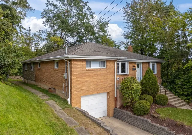 Photo 2 of Single family home for sale at 1808 Woodcove Pl, Banksville/westwood, PA 15216 | MLS# 1776729 | Listing updated on 2026-10-14