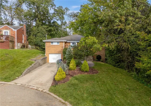 Photo 3 of Single family home for sale at 1808 Woodcove Pl, Banksville/westwood, PA 15216 | MLS# 1776729 | Listing updated on 2026-10-14