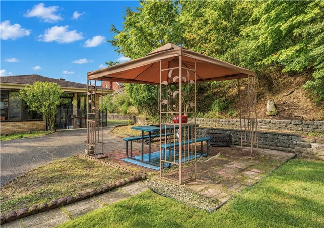 Photo 3 of Single family home for sale at 119 Green Vista Dr, Ohio Twp, PA 15237 | MLS# 1777548 | Listing updated on 2026-10-21