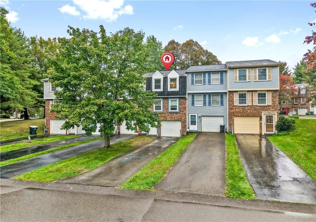 Photo 2 of Townhouse for sale at 939 Lynwood Ct, Cranberry Twp, PA 16066 | MLS# 1777592 | Listing updated on 2026-10-14