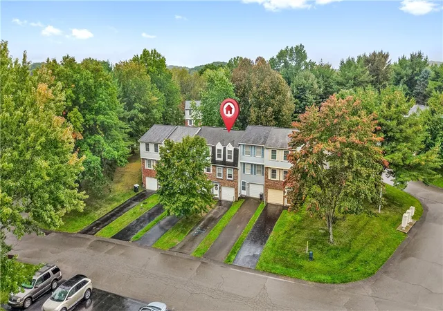 Photo 3 of Townhouse for sale at 939 Lynwood Ct, Cranberry Twp, PA 16066 | MLS# 1777592 | Listing updated on 2026-10-14