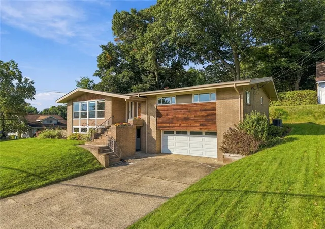 Photo 3 of Single family home for sale at 125 Schar Ct, Shaler, PA 15209 | MLS# 1777370 | Listing updated on 2026-10-14