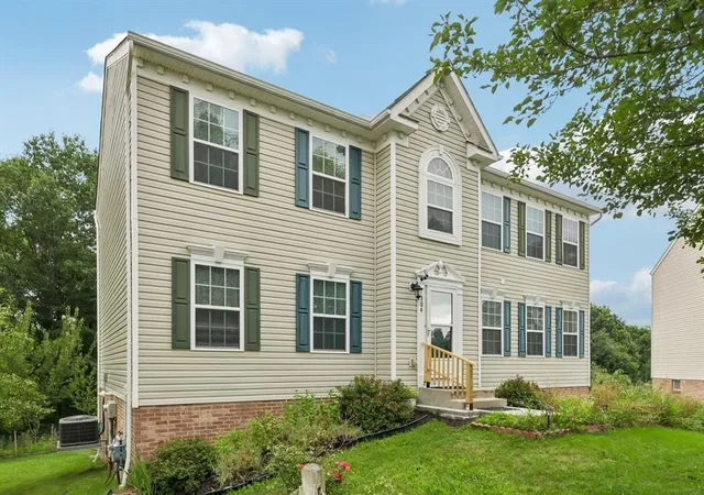 Photo 1 of Single family home for sale at 304 Maplewood Ln, Findlay Twp, PA 15126 | MLS# 1777671 | Listing updated on 2026-10-21