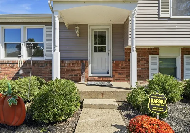Photo 3 of Single family home for sale at 110 Glengarry Dr, Moon/crescent Twp, PA 15108 | MLS# 1777670 | Listing updated on 2026-10-20
