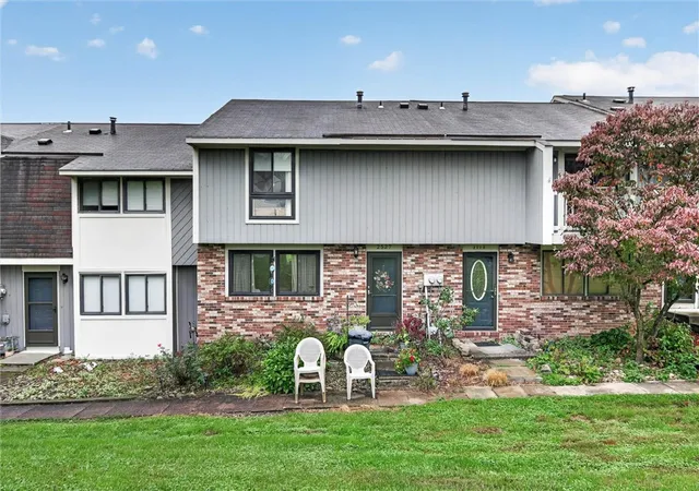 Townhouse for sale at 2527 Hunting Ridge Trl, South Fayette, PA 15017 | MLS# 1777663