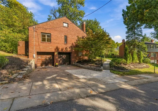 Photo 2 of Single family home for sale at 6 Robb Holw Rd, Mt Lebanon, PA 15243 | MLS# 1777647 | Listing updated on 2026-10-17