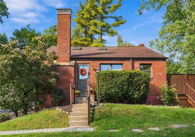 Photo 3 of Single family home for sale at 6 Robb Holw Rd, Mt Lebanon, PA 15243 | MLS# 1777647 | Listing updated on 2026-10-17