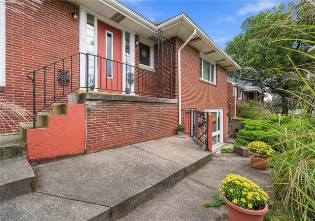 Photo 2 of Single family home for sale at 457 Longvue Dr, New Kensington, PA 15068 | MLS# 1777967 | Listing updated on 2026-10-13
