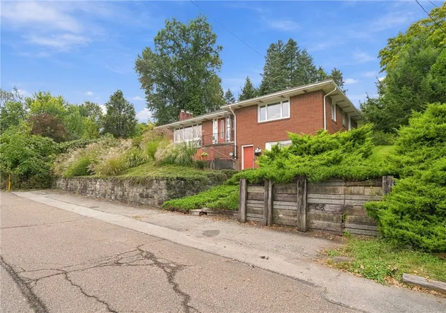 Photo 3 of Single family home for sale at 457 Longvue Dr, New Kensington, PA 15068 | MLS# 1777967 | Listing updated on 2026-10-13