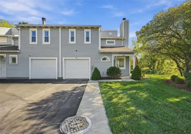 Photo 2 of Townhouse for sale at 308 Lamplighter Cir, Pittsburgh, PA 15212 | MLS# 1778352 | Listing updated on 2026-10-08