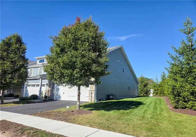 Listing Photo 3 - Condo for sale in building located at 2045 Cool Springs Dr, Pittsburgh, PA 15234