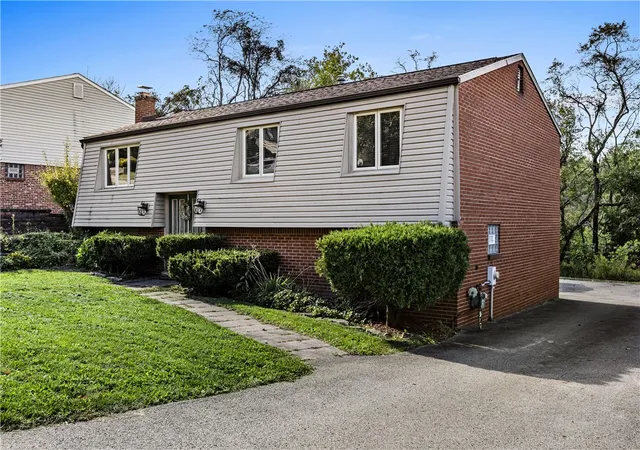 Photo 2 of Single family home for sale at 522 Saint George Dr, N Versailles, PA 15137 | MLS# 1778210 | Listing updated on 2026-10-10