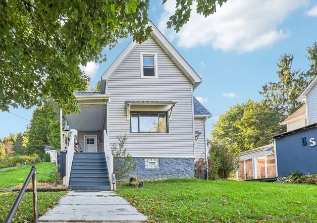 Photo 1 of Single family home for sale at 185 Center Ave, Burgettstown Boro, PA 15021 | MLS# 1778609 | Listing updated on 2026-10-20