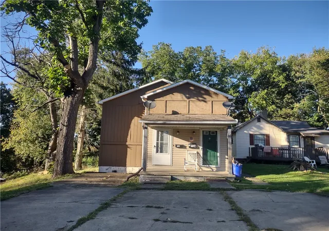 Photo 3 of House for sale at 731 E 7315 Main St, New Castle, PA 16101 | MLS# 1778744 | Listing updated on 2026-10-21
