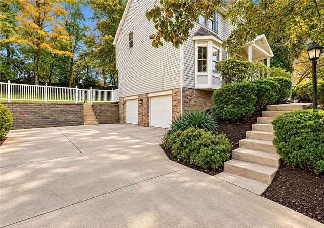 Photo 3 of Single family home for sale at 804 Wyngold Dr, Pittsburgh, PA 15237 | MLS# 1779039 | Listing updated on 2026-10-13