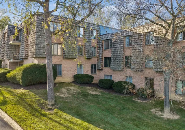 Photo 3 of Condo for sale at 1113 Forest Green Dr, Coraopolis, PA 15108 | MLS# 1778962 | Listing updated on 2026-10-13