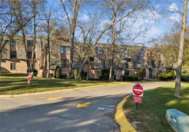 Photo 3 of Condo for sale at 1113 Forest Green Dr, Coraopolis, PA 15108 | MLS# 1778962 | Listing updated on 2026-10-13